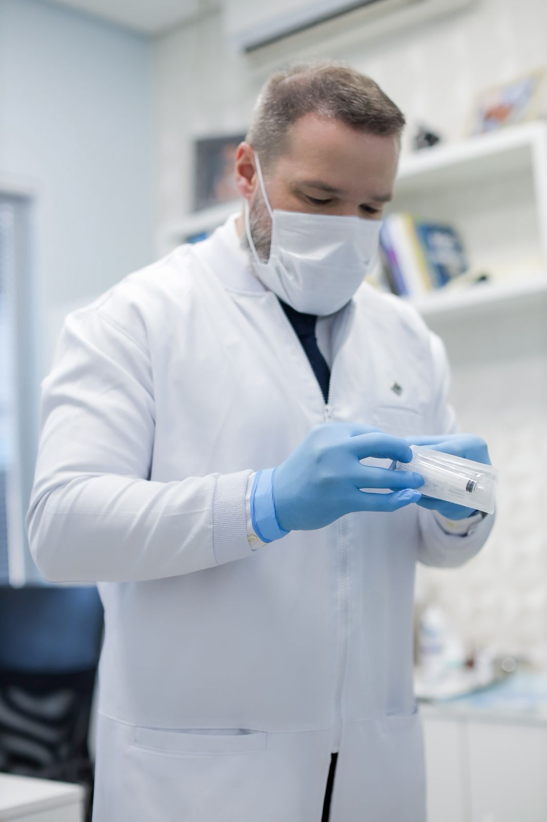 Dr. Ricardo Lazarotto preparando aplicação