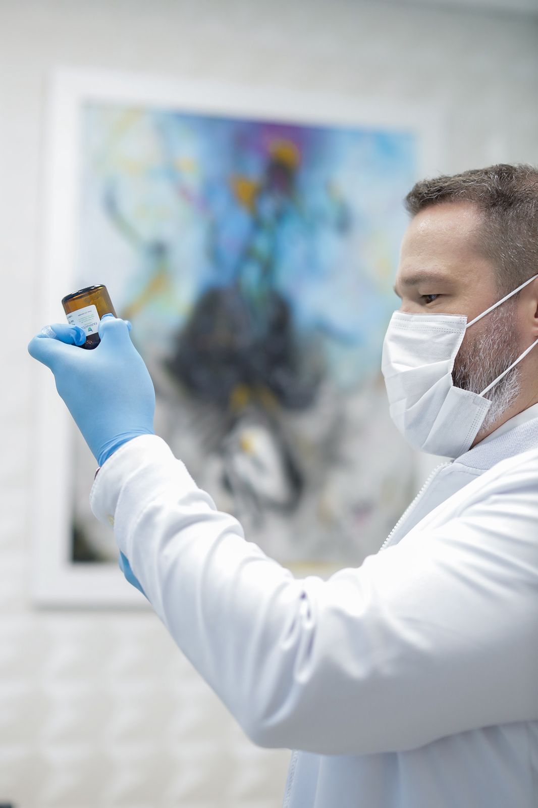 Dr. Ricardo Lazarotto analisando fármaco