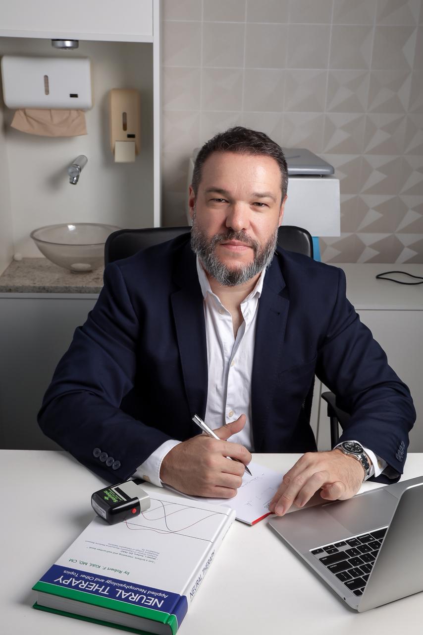 Dr. Ricardo Lazarotto prescrevendo em consultório