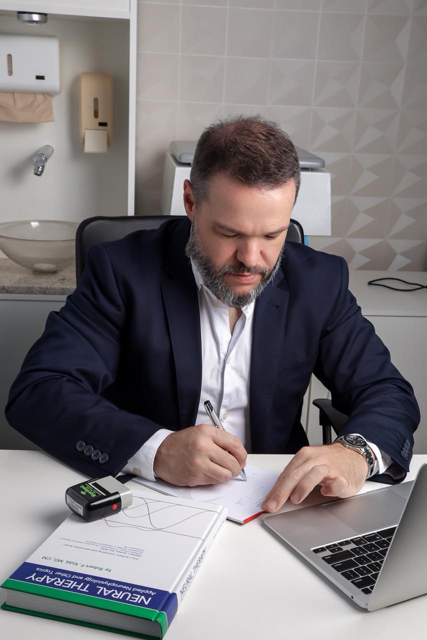 Dr. Ricardo Lazarotto escrevendo prescrição